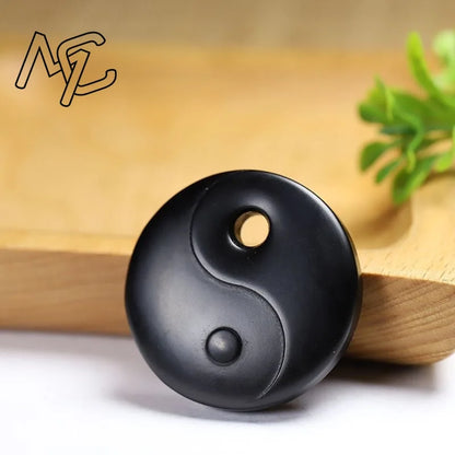 Colgante Bagua de obsidiana tallada