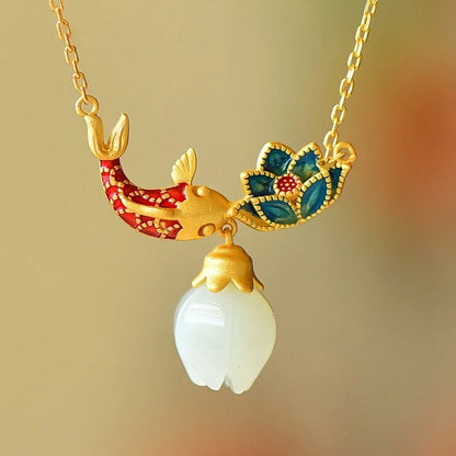 Collar de jade con loto y koi esmaltado