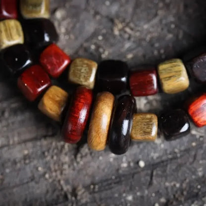 Pulseira de Madeira Natural de Sândalo Vermelho com Folhas Pequenas, Contas Quadradas de Ébano e Sândalo Verde, Fio Artesanal com Anel da Sorte