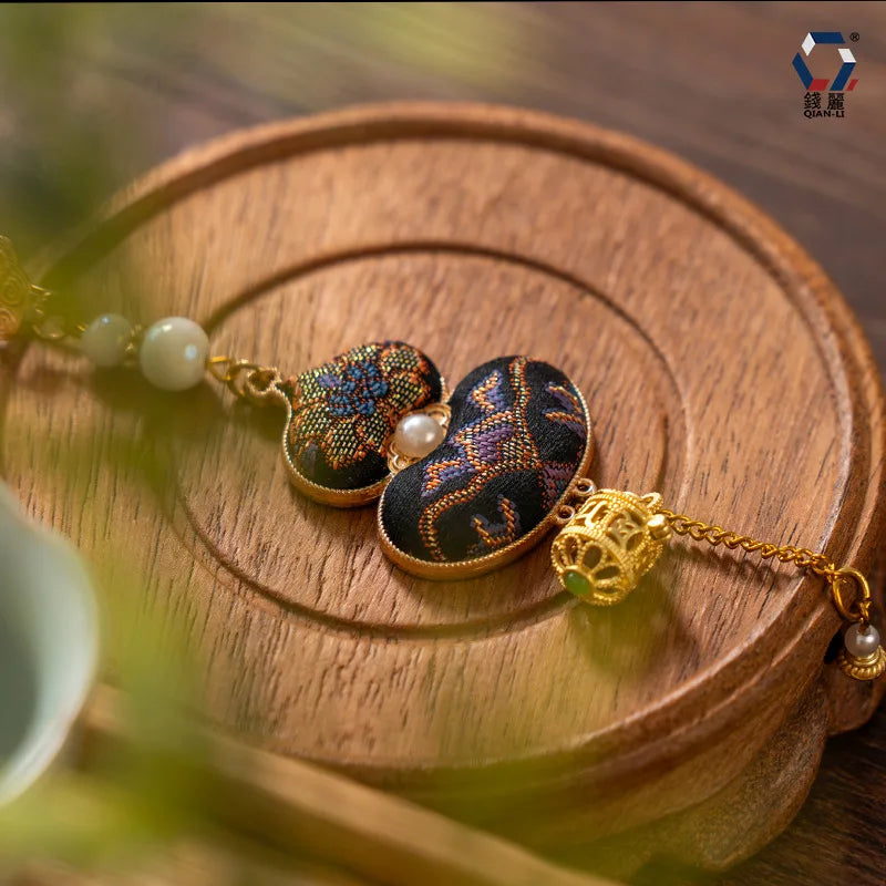 Snqp Sachê de Brocado com Motivo de Cabaça Estilo Tradicional Chinês, Pingente de Lapela para Cheongsam, Bola Oca de Aromaterapia, Amuleto de Sorte e Bênção