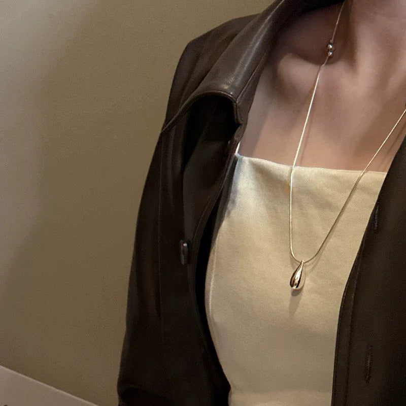Collar largo con colgante de gota