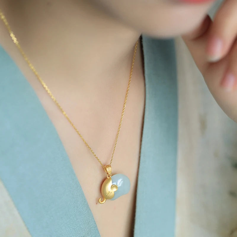 Natural Hotan Jade Branco Bonito Pequeno elefante Colar de Pingente Simples Estilo Chinês Retro Antigo Ofício Ouro jóias para as mulheres