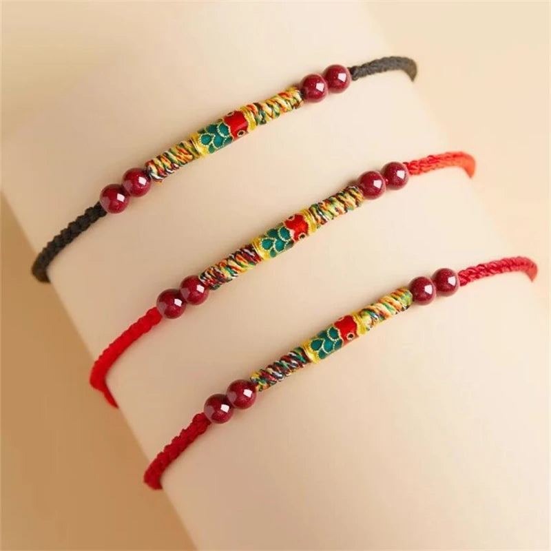Pulsera roja con pez koi decorativo