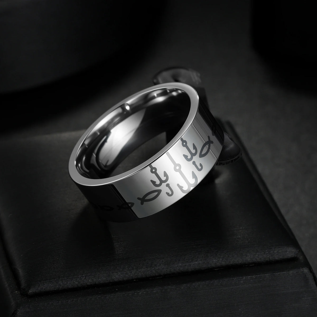 Anillo negro de acero con mantra, 8 mm