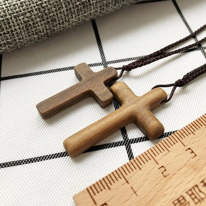Collar de cruz de madera