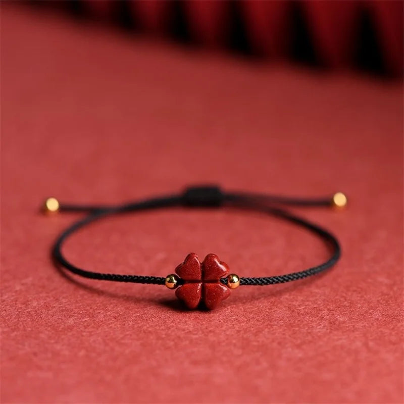 Pulsera roja ajustable con trébol