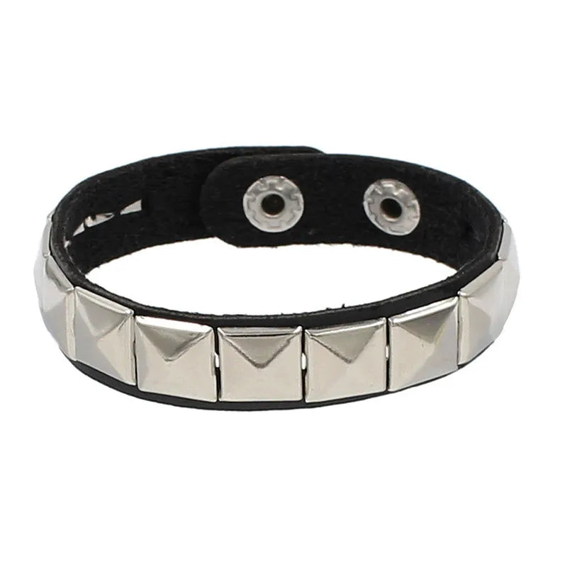 Pulsera Nocturna · Tachuelas y Cadenas