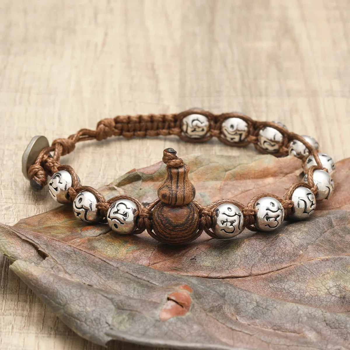 Pulsera Calabaza: Cuentas y Símbolos. Diseño y acabado de la pieza mostrada.