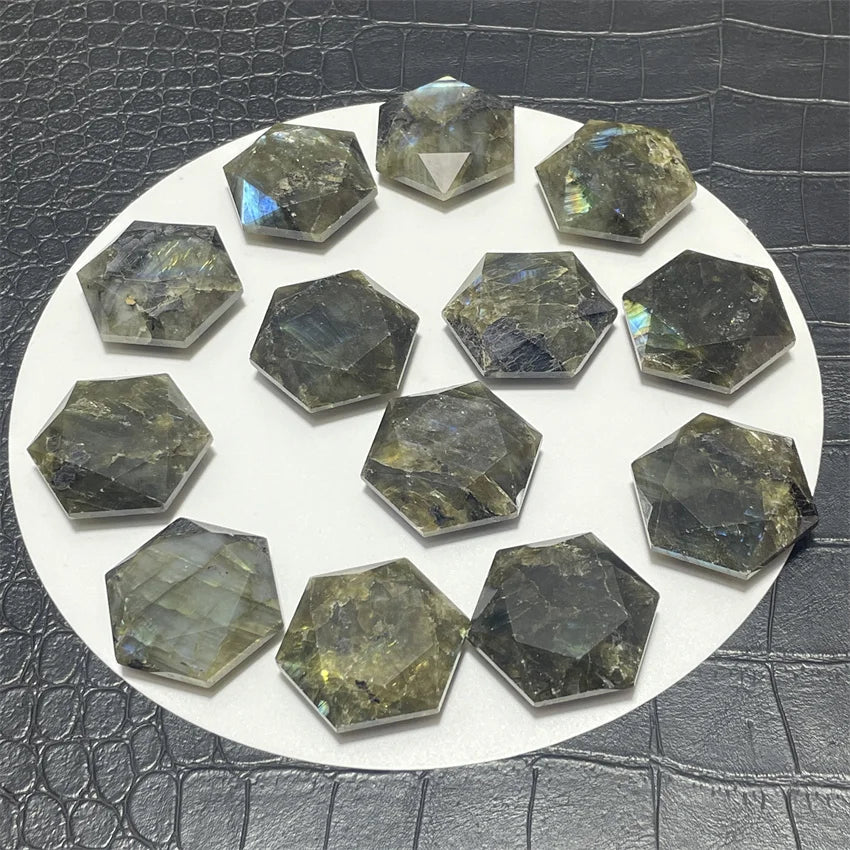 Pingente de cristal natural de labradorita com hexagrama esculpido, pedra de energia mega satélite.