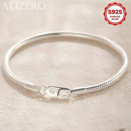 Pulsera Hilo Lunar: Cadena de 3 mm. Diseño y acabado de la pieza mostrada.