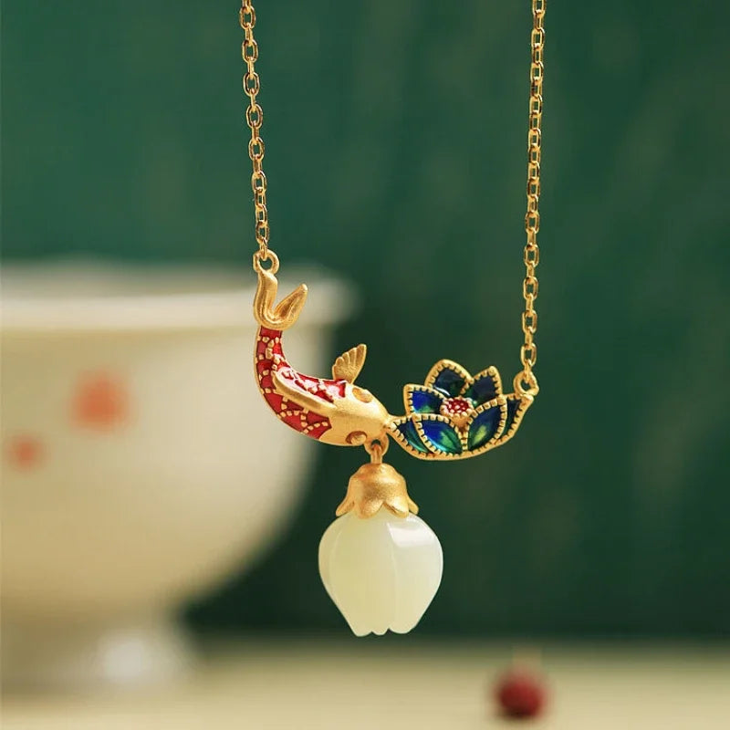 Collar de jade con loto y koi esmaltado