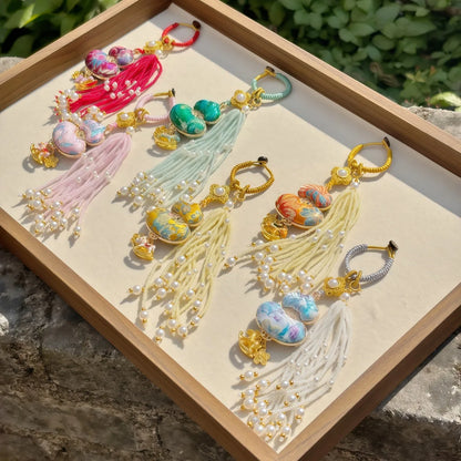 Pingente de Cabaça Auspiciosa Chinesa Artesanal com Bordado de Brocado Song e Borla de Contas, Charm para Bolsa e Enfeite para Carro, para Boa Sorte e Fortuna