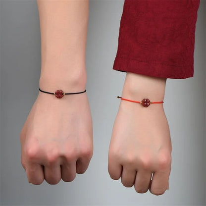 Pulsera roja ajustable con trébol