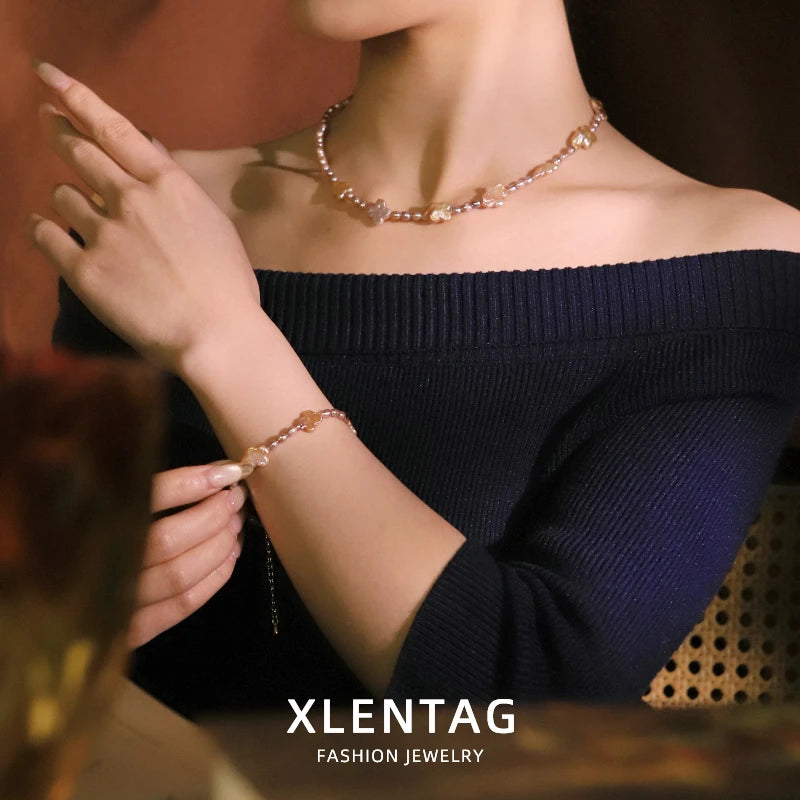 Conjunto de collar y pulsera de perlas y trébol