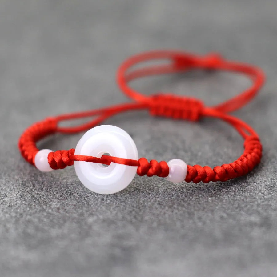 Pulsera roja con círculo de imitación jade