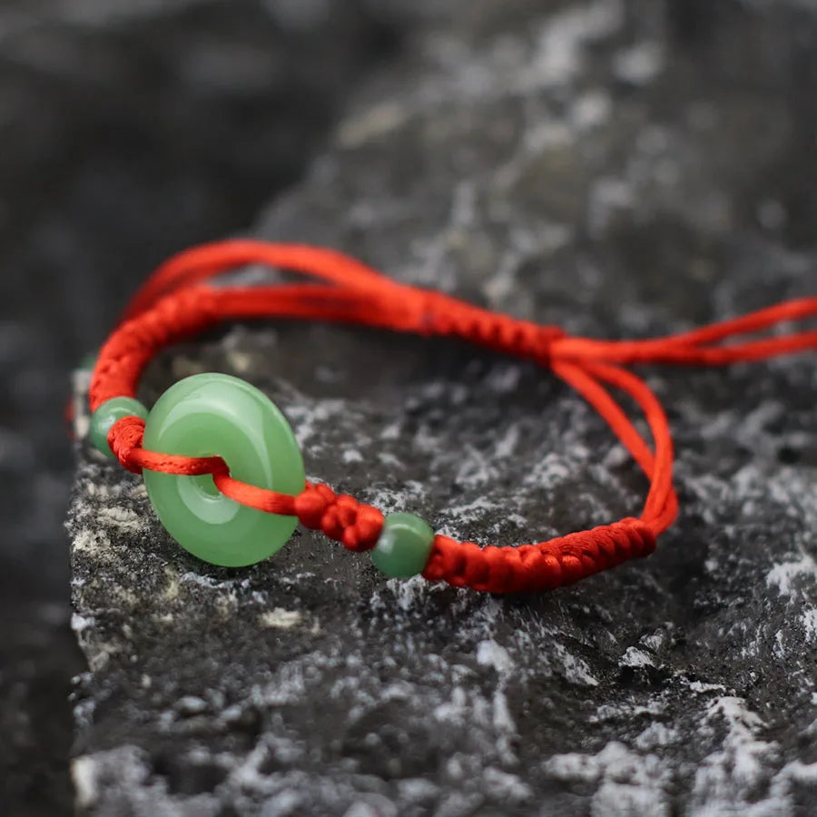 Pulsera roja con círculo de imitación jade