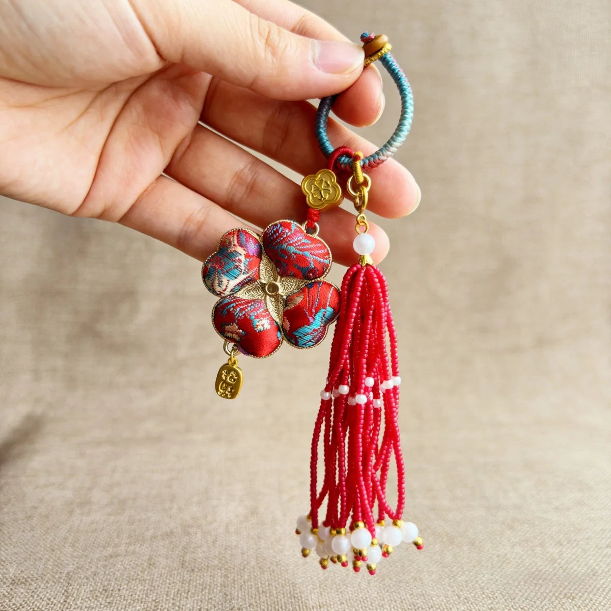 Pingente de Cabaça Auspiciosa Chinesa Artesanal com Bordado de Brocado Song e Borla de Contas, Charm para Bolsa e Enfeite para Carro, para Boa Sorte e Fortuna