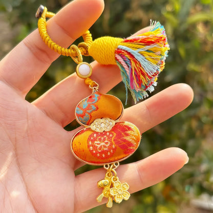 Pingente de Cabaça Auspiciosa Chinesa Artesanal com Bordado de Brocado Song e Borla de Contas, Charm para Bolsa e Enfeite para Carro, para Boa Sorte e Fortuna
