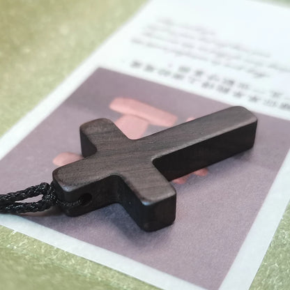 Colar com pingente de ébano crucifixo feito à mão, corda trançada de madeira, acessórios de personalidade, tricotados à mão
