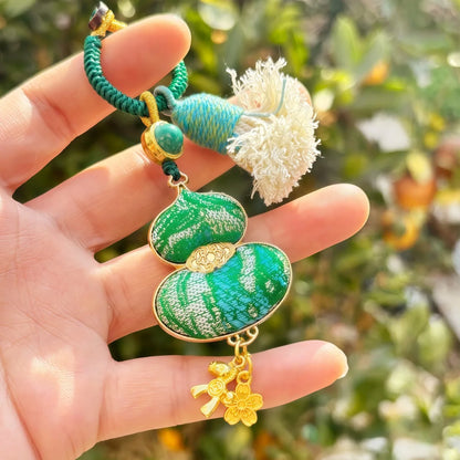 Pingente de Cabaça Auspiciosa Chinesa Artesanal com Bordado de Brocado Song e Borla de Contas, Charm para Bolsa e Enfeite para Carro, para Boa Sorte e Fortuna
