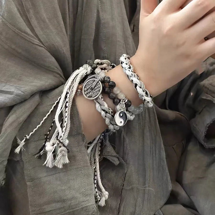 Pulsera Trenza Dual: Dije Decorativo. Diseño y acabado de la pieza mostrada.
