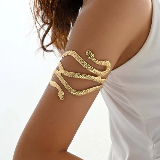 Brazalete Serpentina: Diseño Envolvente. Diseño y acabado de la pieza mostrada.