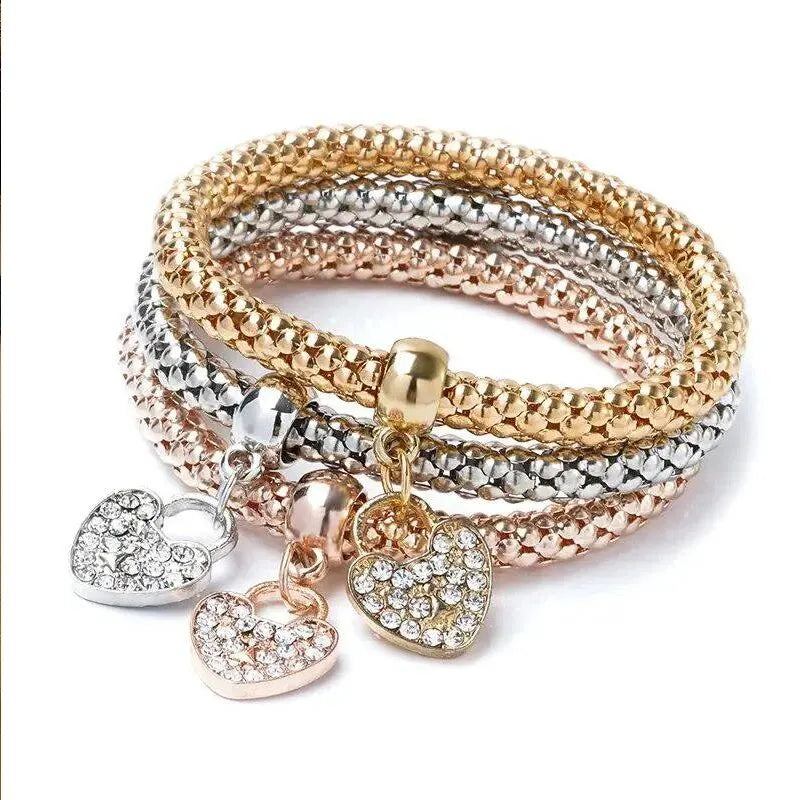 Set Tríada: Pulseras con Dijes. Diseño y acabado de la pieza mostrada.