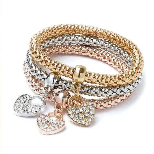 Set Tríada: Pulseras con Dijes. Diseño y acabado de la pieza mostrada.
