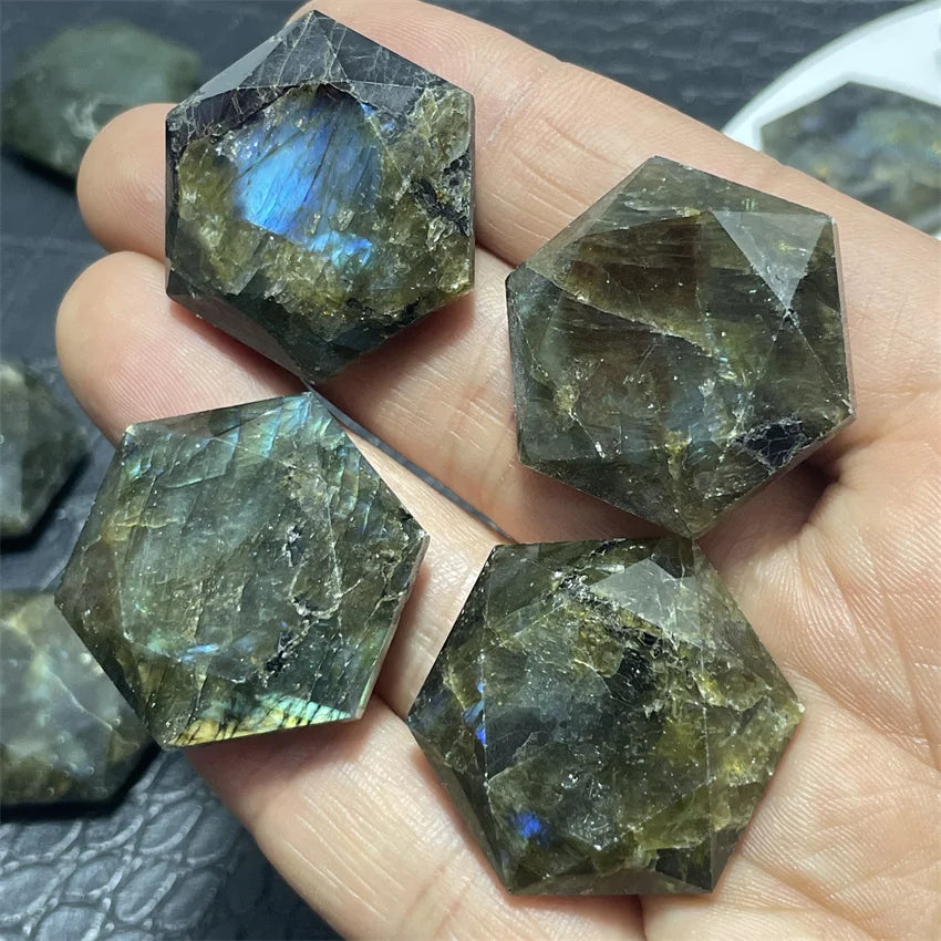Pingente de cristal natural de labradorita com hexagrama esculpido, pedra de energia mega satélite.