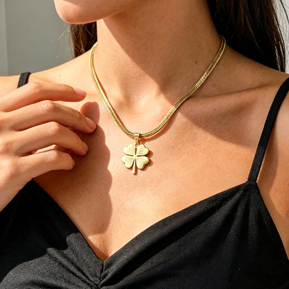 Colar de Aço Inoxidável com Trevo de Quatro Folhas para Mulheres, Luxuoso e Delicado, Amuleto da Sorte, Corrente de Cobra, Colar Curto para Clavícula, Presente de Moda
