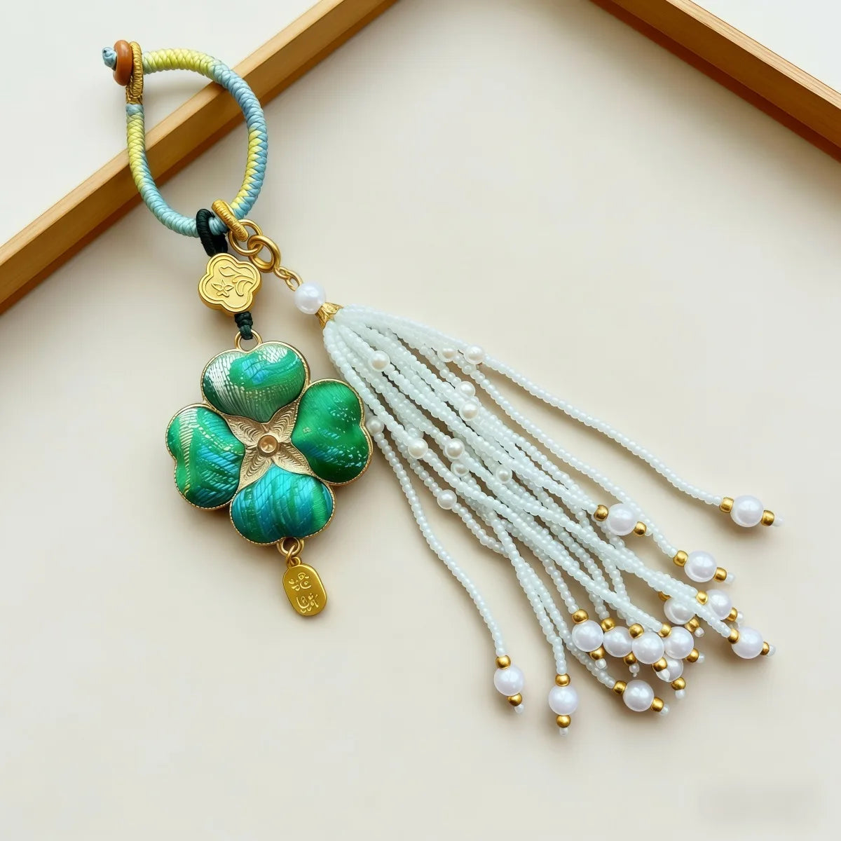 Pingente de Cabaça Auspiciosa Chinesa Artesanal com Bordado de Brocado Song e Borla de Contas, Charm para Bolsa e Enfeite para Carro, para Boa Sorte e Fortuna