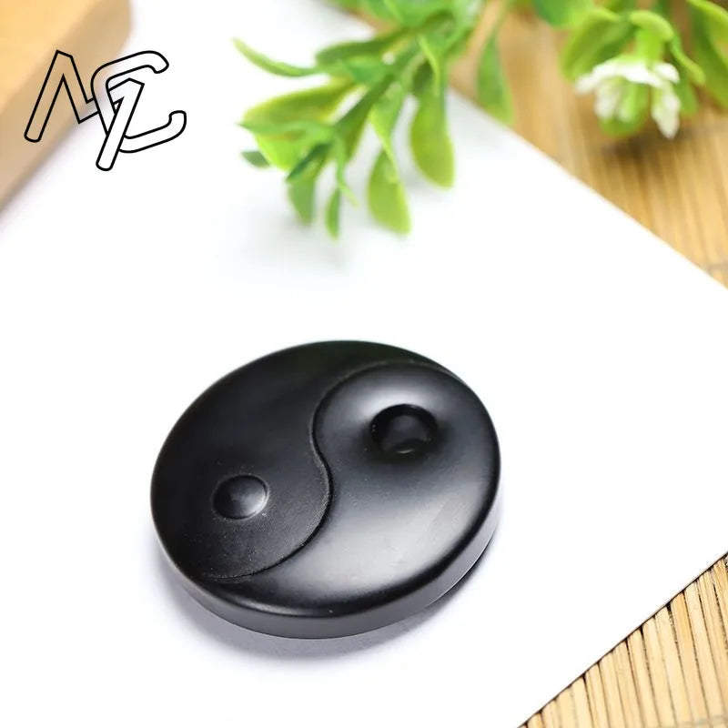 Colgante Bagua de obsidiana tallada