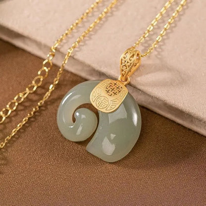 Collar de elefante con acabado dorado