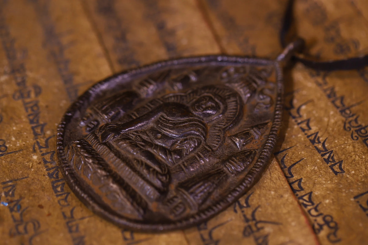 Pingente Amuleto Budista de Bronze Antigo com Cinábrio, Buda Shakyamuni, Buda Amitabha, Padrão de Nicho, Dharam