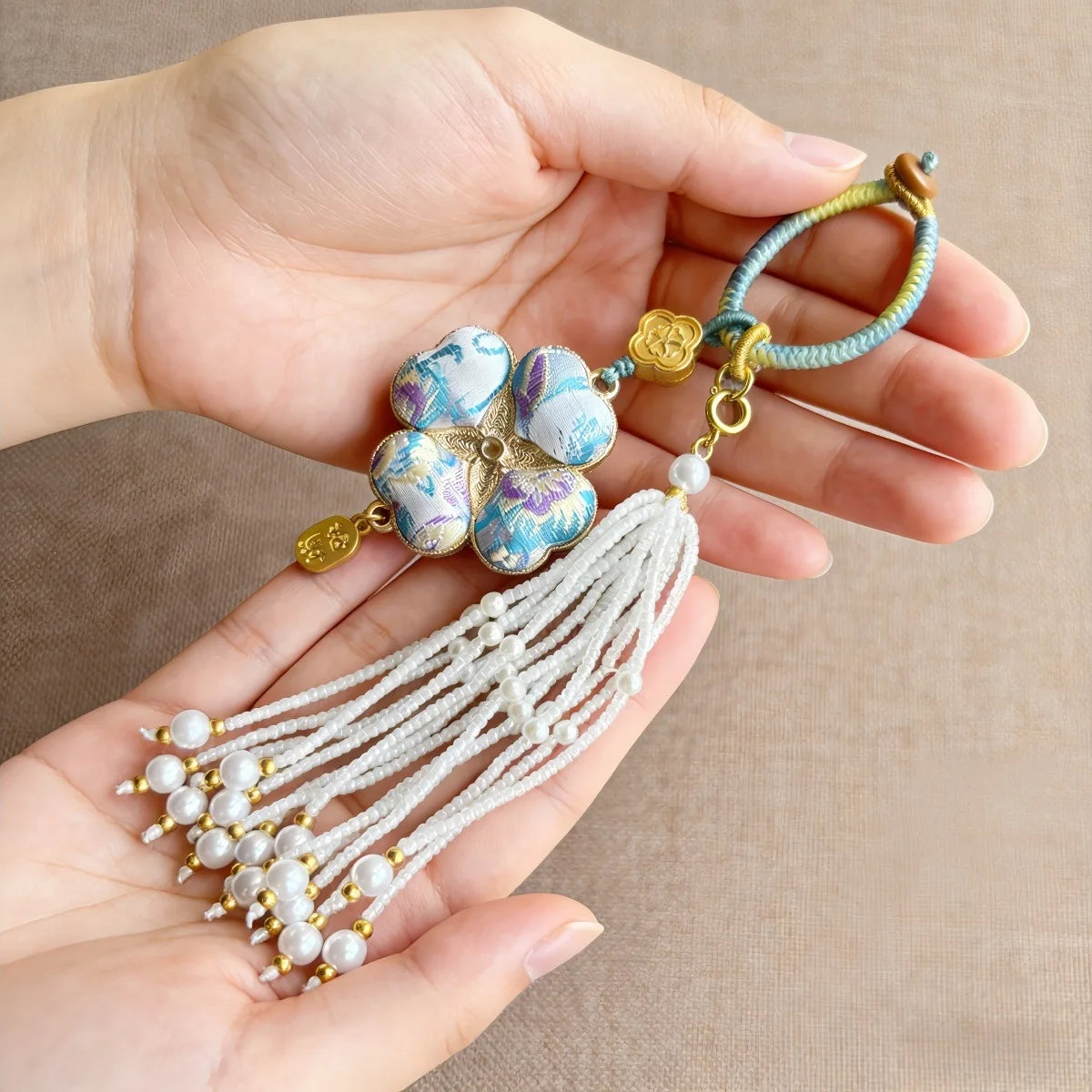 Pingente de Cabaça Auspiciosa Chinesa Artesanal com Bordado de Brocado Song e Borla de Contas, Charm para Bolsa e Enfeite para Carro, para Boa Sorte e Fortuna