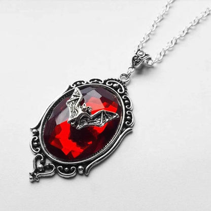 Collar Noctis: Murciélago Rojo. Diseño y acabado de la pieza mostrada.