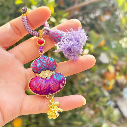 Pingente de Cabaça Auspiciosa Chinesa Artesanal com Bordado de Brocado Song e Borla de Contas, Charm para Bolsa e Enfeite para Carro, para Boa Sorte e Fortuna