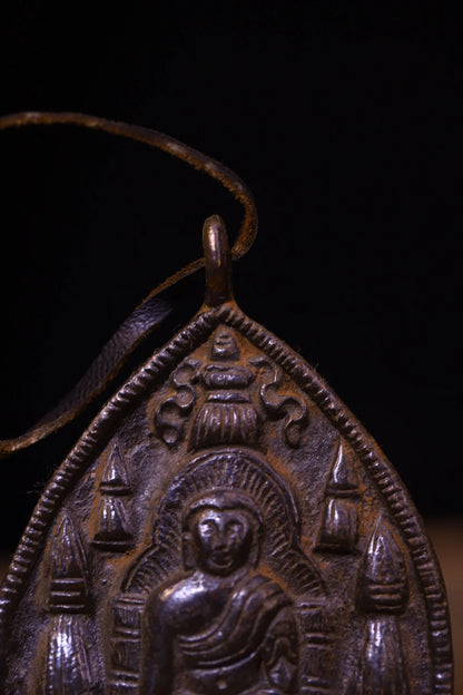 Pingente Amuleto Budista de Bronze Antigo com Cinábrio, Buda Shakyamuni, Buda Amitabha, Padrão de Nicho, Dharam