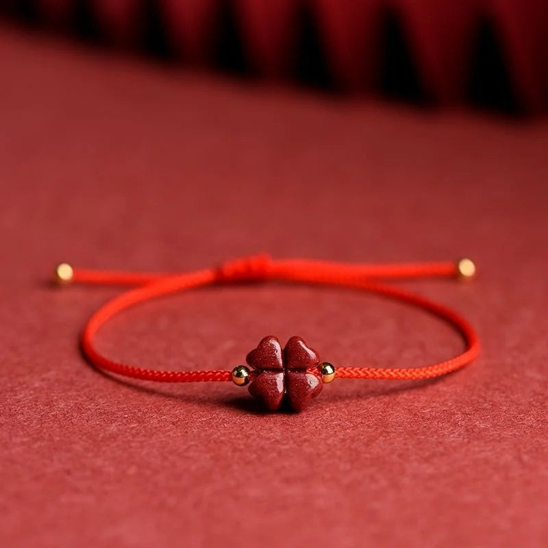 Pulsera roja ajustable con trébol