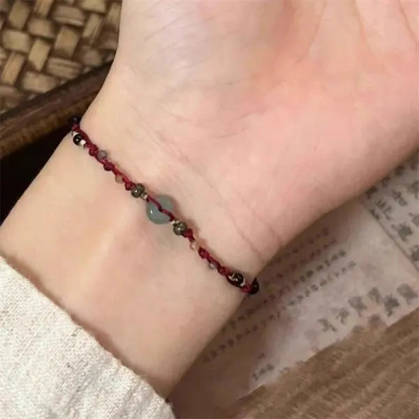Pulsera roja con pez koi decorativo