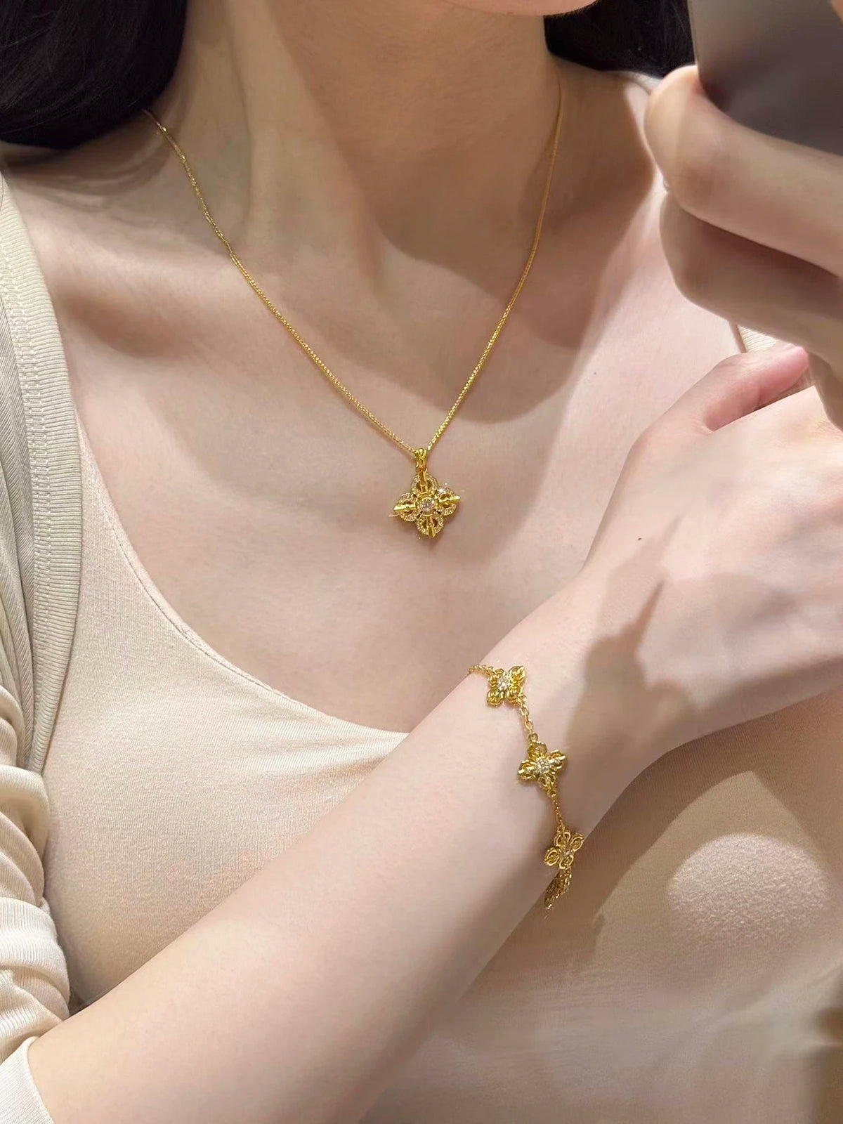Colar Feminino com Pingente Cruz Vajra, Banhado a Cobre, Ouro Simulado e Prata, com Diamante e Trevo de Quatro Folhas, Corren...