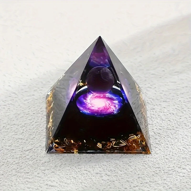 Vista de la pirámide transparente con esfera violeta y diseño de galaxia en el interior.