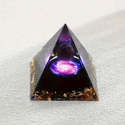 Vista de la pirámide transparente con esfera violeta y diseño de galaxia en el interior.