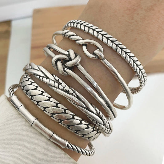 Pulsera Lazo: Diseño Metálico. Diseño y acabado de la pieza mostrada.