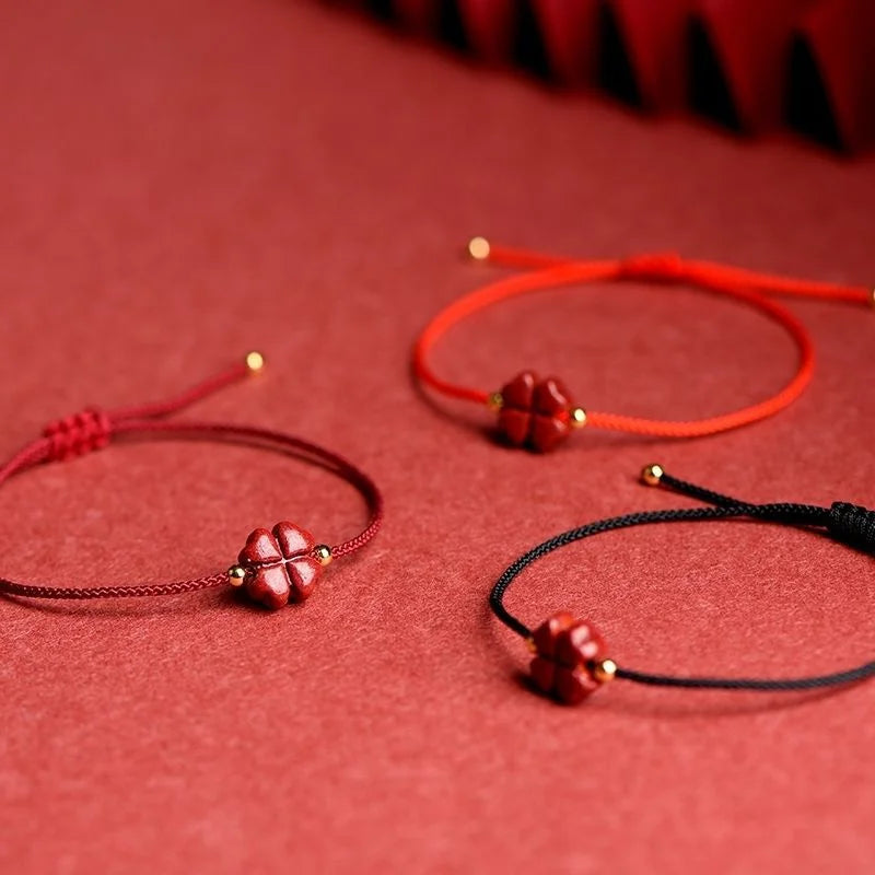 Pulsera roja ajustable con trébol