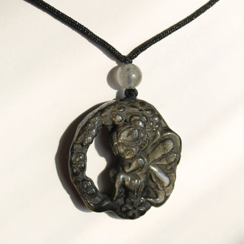 Pingente de Colar com Escultura de Fada Pequena em Obsidiana Natural com Brilho Dourado para Presente