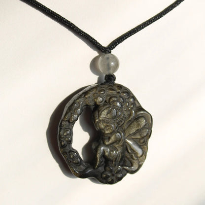 Pingente de Colar com Escultura de Fada Pequena em Obsidiana Natural com Brilho Dourado para Presente