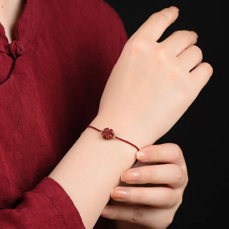 Pulsera roja ajustable con trébol