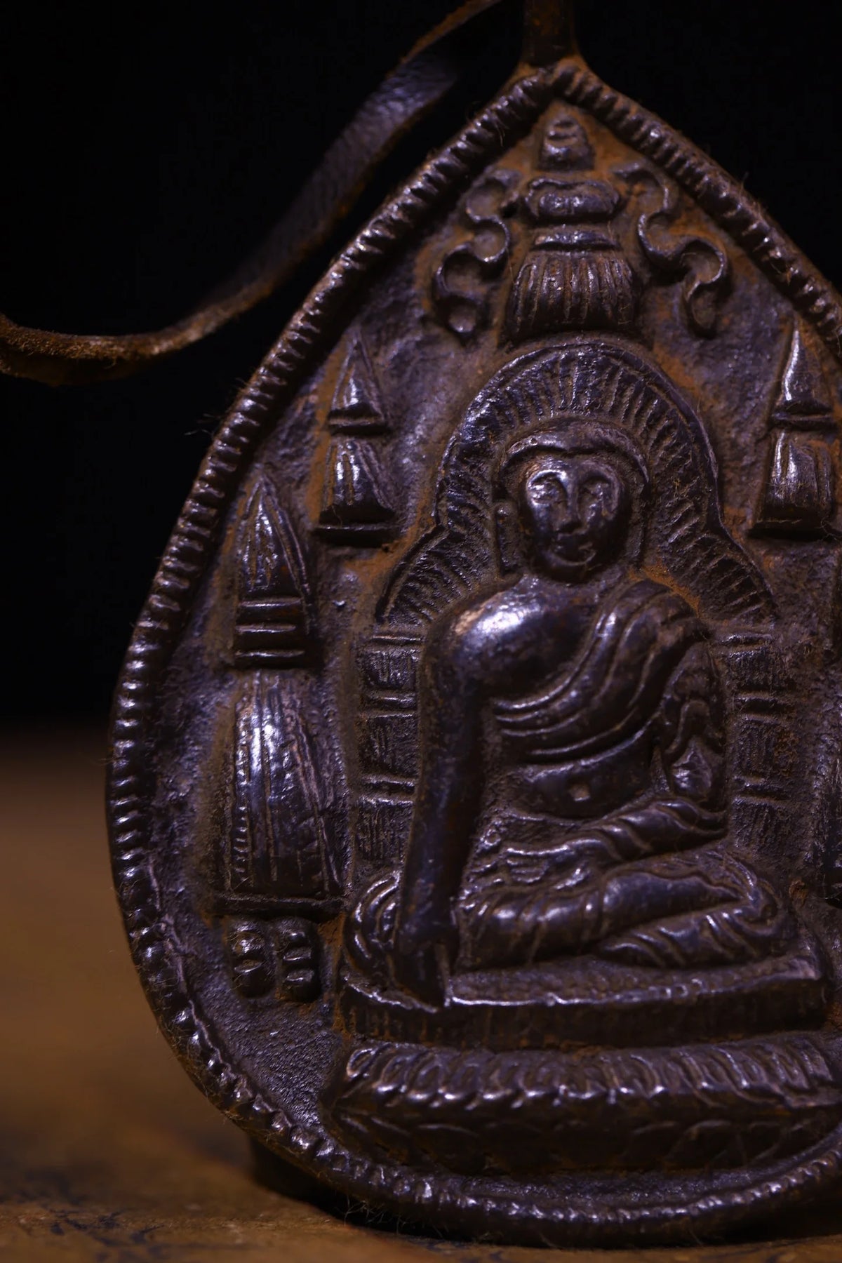 Pingente Amuleto Budista de Bronze Antigo com Cinábrio, Buda Shakyamuni, Buda Amitabha, Padrão de Nicho, Dharam
