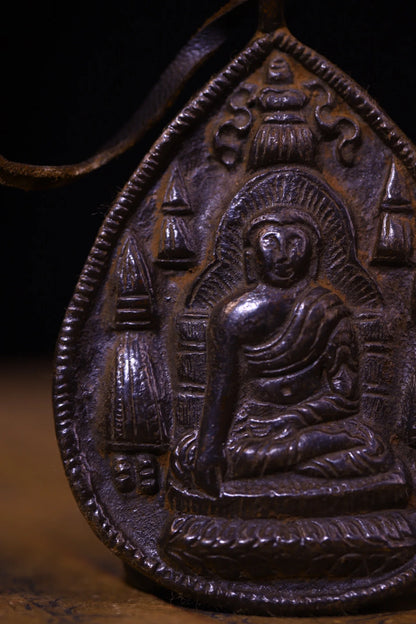 Pingente Amuleto Budista de Bronze Antigo com Cinábrio, Buda Shakyamuni, Buda Amitabha, Padrão de Nicho, Dharam